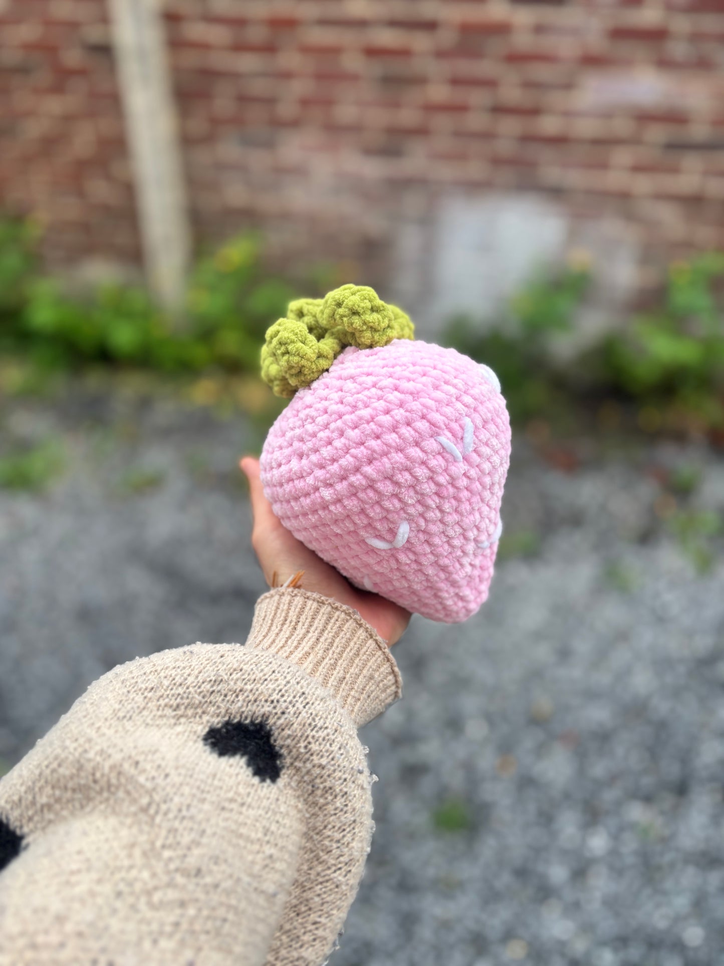 Peluche fraise géante