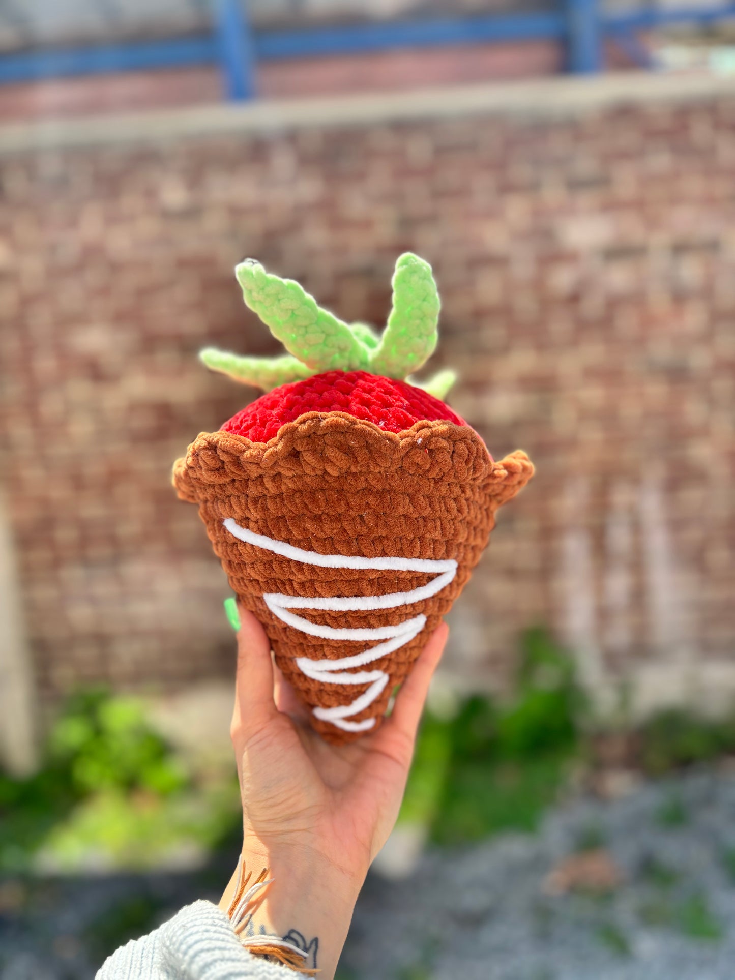 Peluche fraise géante