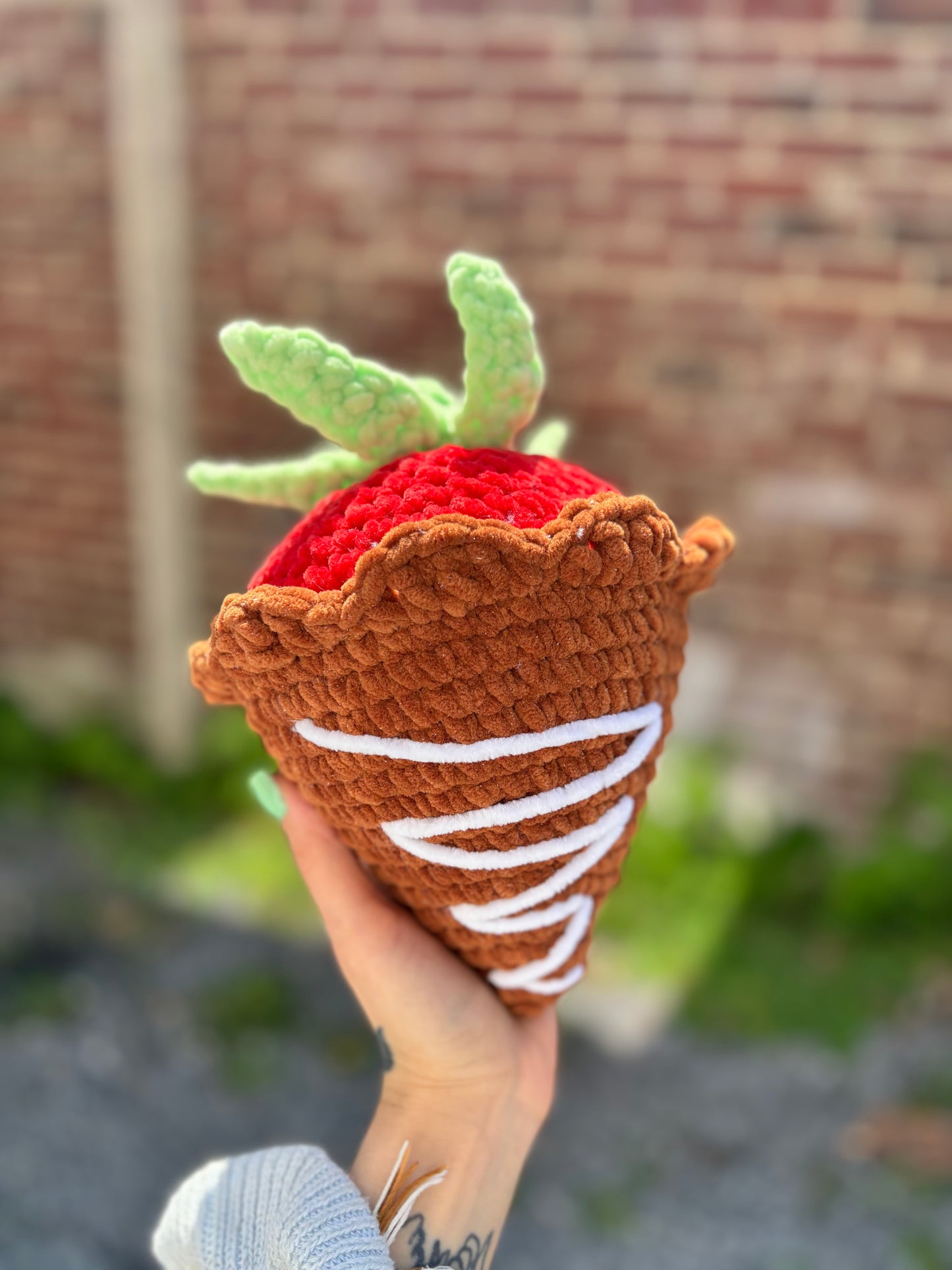 Peluche fraise géante