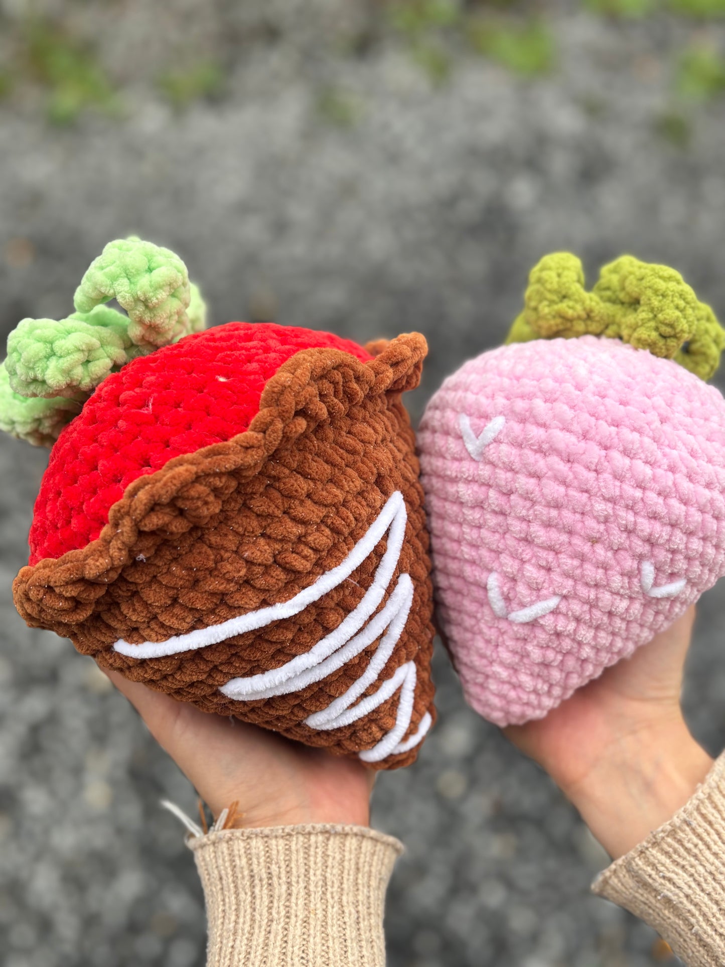 Peluche fraise géante